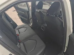 2022 Toyota Camry 2.5G Luxury, белый — фото 14