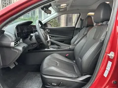 2022 Hyundai Elantra 1.5L CVT LUX Premium, красный — фото 9