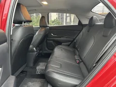 2022 Hyundai Elantra 1.5L CVT LUX Premium, красный — фото 17