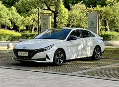 2022 Hyundai Elantra 1.5L CVT LUX Premium, белый — фото 1