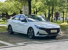 2022 Hyundai Elantra 1.5L CVT LUX Premium, белый — фото 3