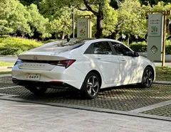 2022 Hyundai Elantra 1.5L CVT LUX Premium, белый — фото 12