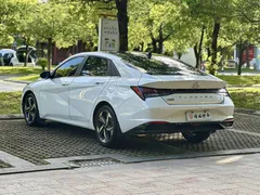 2022 Hyundai Elantra 1.5L CVT LUX Premium, белый — фото 13