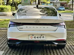 2022 Hyundai Elantra 1.5L CVT LUX Premium, белый — фото 14