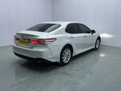 2021 Toyota Camry 2.0G Luxury, белый — фото 7