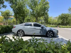 2022 Hyundai Elantra 1.5L CVT LUX Premium — фото 4