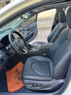 2021 Toyota Camry 2.5G Luxury, белый — фото 3