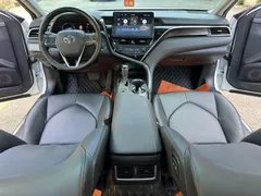 2021 Toyota Camry 2.5G Luxury, белый — фото 4