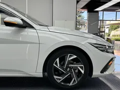 2021 Hyundai Elantra 1.5L CVT LUX Premium, белый — фото 8