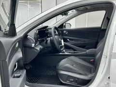 2021 Hyundai Elantra 1.5L CVT LUX Premium, белый — фото 9