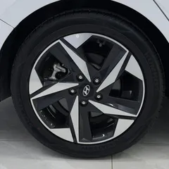 2022 Hyundai Elantra 1.5L CVT LUX Premium, белый — фото 19