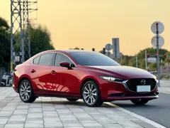 2022 Mazda Mazda3 2.0L AT, красный — фото 3