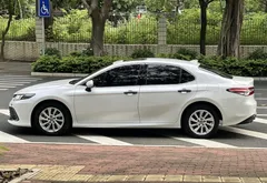 2023 Toyota Camry 2.0G Luxury, белый — фото 4