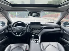 2023 Toyota Camry 2.5G Luxury, белый — фото 11
