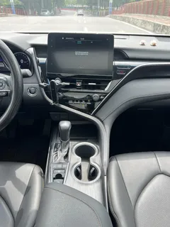 2023 Toyota Camry 2.5G Luxury, белый — фото 14