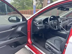 2023 Toyota Camry 2.5G Luxury, белый — фото 19