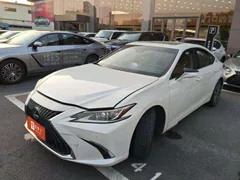 2021 Lexus ES 200 Excellence, белый — фото 1