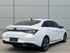 2022 Hyundai Elantra 1.5L CVT LUX Premium, белый — фото 4