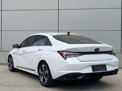 2022 Hyundai Elantra 1.5L CVT LUX Premium, белый — фото 6
