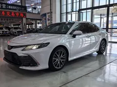 2021 Toyota Camry 2.5G Luxury, белый — фото 1