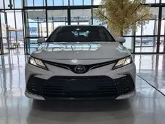 2021 Toyota Camry 2.5G Luxury, белый — фото 2