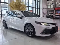 2021 Toyota Camry 2.5G Luxury, белый — фото 3