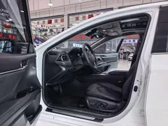 2021 Toyota Camry 2.5G Luxury, белый — фото 4