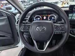 2021 Toyota Camry 2.5G Luxury, белый — фото 7