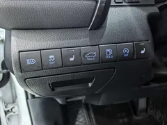 2021 Toyota Camry 2.5G Luxury, белый — фото 12