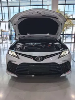 2021 Toyota Camry 2.5G Luxury, белый — фото 15