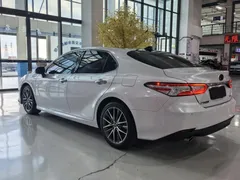 2021 Toyota Camry 2.5G Luxury, белый — фото 17