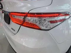 2021 Toyota Camry 2.5G Luxury, белый — фото 22