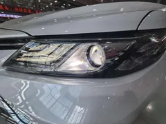 2021 Toyota Camry 2.5G Luxury, белый — фото 25