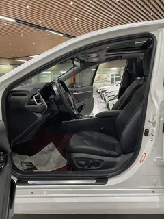 2023 Toyota Camry 2.5G Luxury, белый — фото 4