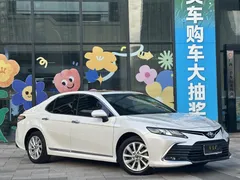 2021 Toyota Camry 2.0G Luxury, белый — фото 2