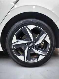 2022 Hyundai Elantra 1.5L CVT LUX Premium, белый — фото 13