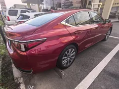 2022 Lexus ES 200 Excellence, красный — фото 12