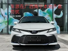 2023 Toyota Camry 2.5G Luxury, белый — фото 2