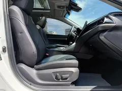 2023 Toyota Camry 2.5G Luxury, белый — фото 7