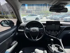 2023 Toyota Camry 2.5G Luxury, белый — фото 9