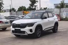 2023 Kia Seltos 1.5L IVT Luxury, белый — фото 1