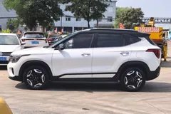 2023 Kia Seltos 1.5L IVT Premium, белый — фото 3