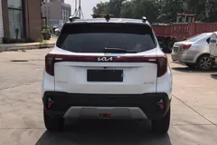 2023 Kia Seltos 1.5L IVT Premium, белый — фото 4