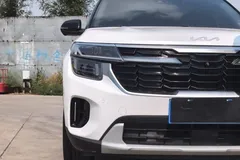 2023 Kia Seltos 1.5L IVT Premium, белый — фото 6