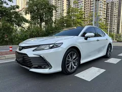 2021 Toyota Camry 2.5G Luxury, белый — фото 1