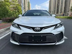 2021 Toyota Camry 2.5G Luxury, белый — фото 2