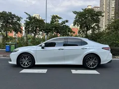 2021 Toyota Camry 2.5G Luxury, белый — фото 4