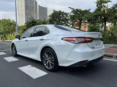 2021 Toyota Camry 2.5G Luxury, белый — фото 5