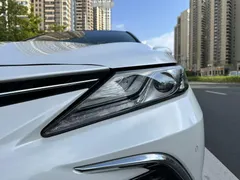 2021 Toyota Camry 2.5G Luxury, белый — фото 8