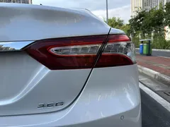 2021 Toyota Camry 2.5G Luxury, белый — фото 9